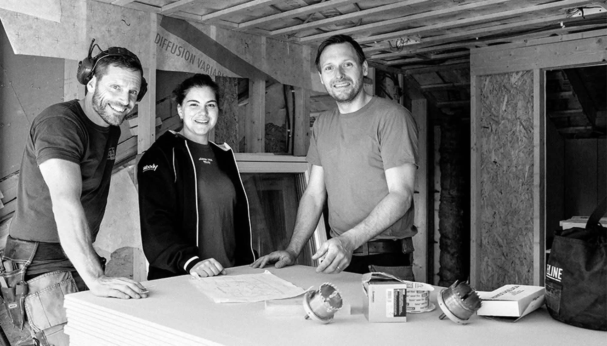 nomenu Svartvit bild på tre byggrådgivare från Woodys Bygghandel