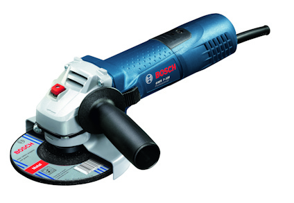 Blå och svart vinkelslip med röd strömbrytare och ett svart handtag, märkt "Bosch GWS 7-125".
