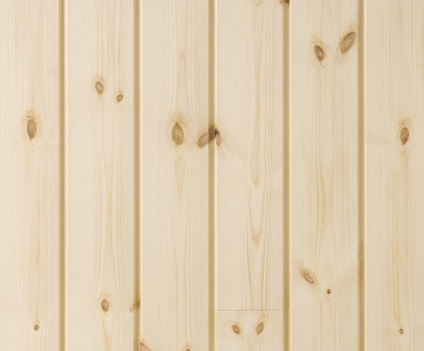 Träpaneler med naturlig träfärg och synliga kvistar, monterade vertikalt.
