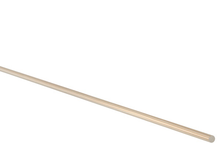 En lång, smal träpinne mot en svart bakgrund.