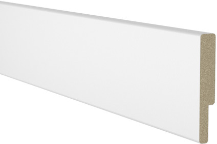 Vit MDF-list med slät yta och fasad kant, exponerar en brun kärna på kortändan.