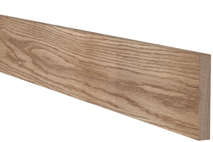 Planka av trä med tydlig ådring och jämn yta, mot svart bakgrund.