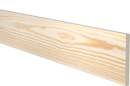 Slät träplanka av furu med synliga ådringar mot svart bakgrund.