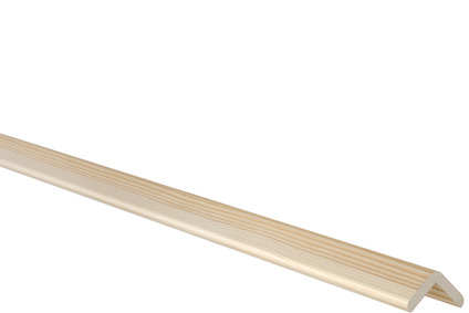 Trälist med ljus träfärg och synliga ådringar, formad i en 90-graders vinkel mot svart bakgrund.