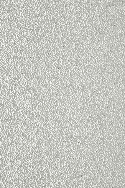 Vit, strukturerad takskiva med lätt kornig yta.