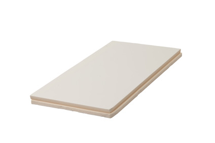 En rektangulär skiva av ljus cellplast med fasade kanter, liggande mot vit bakgrund.