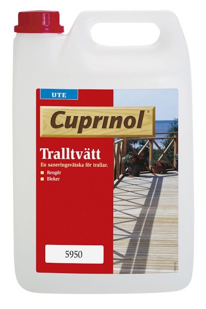 Kanna med rött lock och etikett med texten "Cuprinol Tralltvätt". Bild av trätrall och växter i bakgrunden.