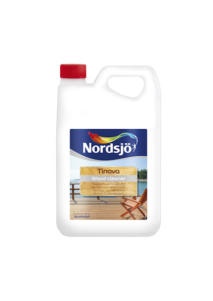 Vit plastdunk med etikett märkt "Nordsjö Tinova Wood Cleaner" och bild av en träaltan med en stol.