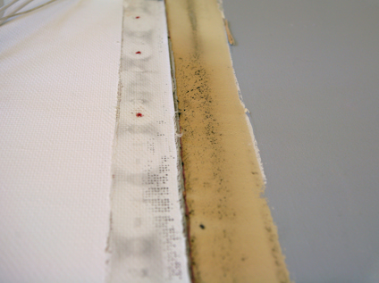 Vitt och gult gipsskivematerial med synlig skarv och svartmögel.