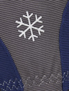 Grå och blå stickad yta med ett vitt snöflingemönster i mitten.