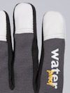 Svart handske med vita fingertoppar, texten "water proof" i vitt och gult längs sidan.