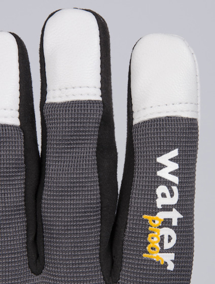 Svart handske med vita fingertoppar, texten "water proof" i vitt och gult längs sidan.