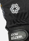 Svart tyg med ett vitt snöflingemönster. Texten "WATER PROOF" syns på remmen.