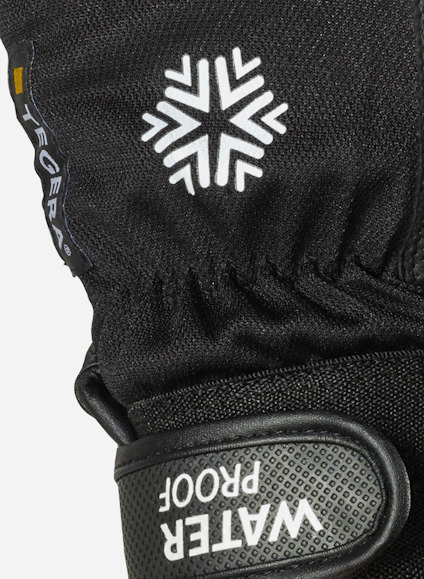 Svart tyg med ett vitt snöflingemönster. Texten "WATER PROOF" syns på remmen.