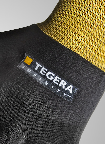 Handske med svart och gul design, märkning "TEGERA INFINITY".