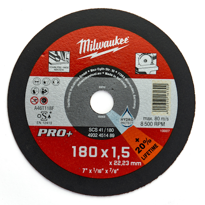 Kapskiva med röd och svart etikett, Milwaukee logotyp, olika symboler och text inklusive "PRO+", "180 x 1,5" och hastighetsgräns.