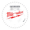 Cirkelsågklinga med rött "Milwaukee" tryckt och tekniska ikoner. Ger uppgifter om specifikationer.