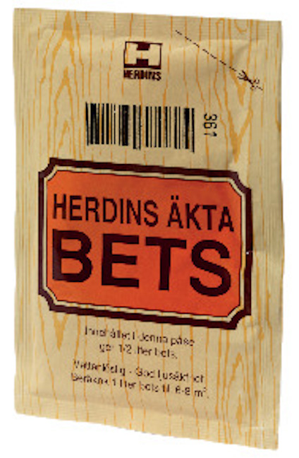 Förpackning av Herdins Äkta Bets, med träliknande design och texten "Vattenlöslig - God ljusäkthet".