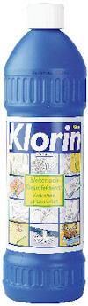 Blå flaska med vit kork, etiketten visar texten "Klorin" och bilder av olika rengöringsområden.