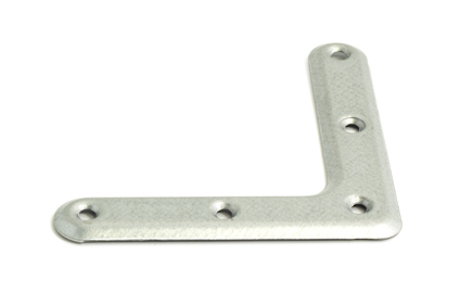 Metallisk hörnförbindelse i vinkel med fyra hål, två på varje arm.