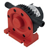Vattenpump med rött och svart hölje, svart utflödesrör och flänsar, etikett med CE-märkning synlig på toppen.