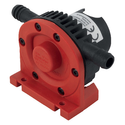 Vattenpump med rött och svart hölje, svart utflödesrör och flänsar, etikett med CE-märkning synlig på toppen.