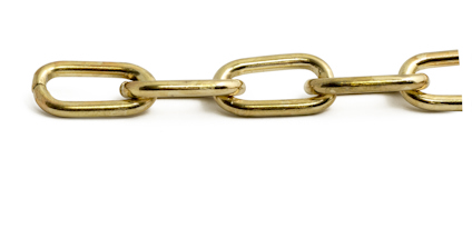 Guldfärgad kedja med ovala länkar mot vit bakgrund.