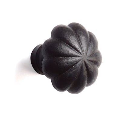 Svart knopp i smidesstil med veckad design och cirkulär bas.
