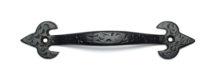 Svart, dekorativt lådhandtag i smide med detaljerade mönster och skruvhål i ändarna.