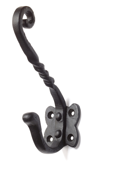En svart smidd krok med dekorativa detaljer och två monteringshål.