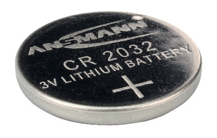 Knappcellsbatteri med texten "CR 2032 3V LITHIUM BATTERY" och ett plus-tecken. Märke: ANSMANN.