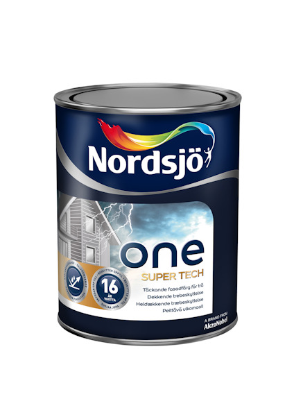 Burk med Nordsjö One Super Tech trälasyr för utomhusbruk, etiketten visar en husfasad och himmel med moln.