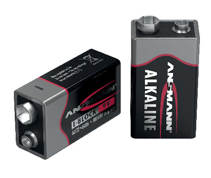 Två svarta och grå 9V alkaliska batterier, ett liggande och ett stående, med text "ANSMANN" på etiketten.