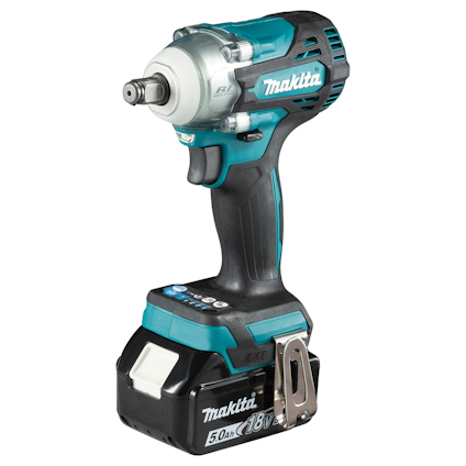 Mutterdragare i blå och svart design med Makita-logotyp, utrustad med laddbart batteri.