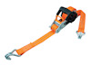 Orange spännband med svart handtag och metallkrokar i båda ändar, uppvirat på en spännanordning.