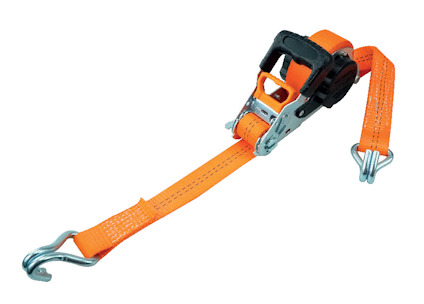 Orange spännband med svart handtag och metallkrokar i båda ändar, uppvirat på en spännanordning.