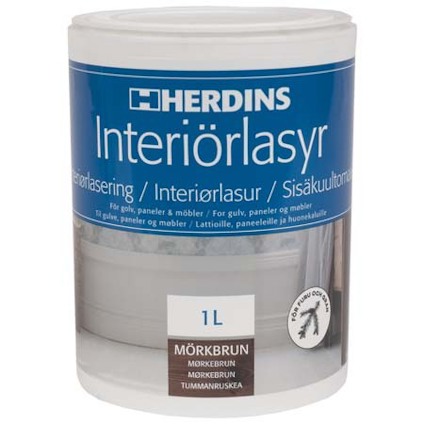 Burk med Herdins interiörlasyr i mörkbrun nyans, etikett med text på flera språk, volym 1 liter.