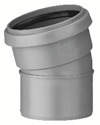 Grå rörböj i plast med en muff som ger en svag vinkel. Rörens yta är slät och en fog är synlig.
