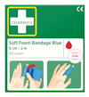 Förpackning med texten "Cederroth Soft Foam Bandage Blue". Illustrationer visar applicering på händer.