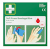 Grön förpackning med ett kors, texten "Soft Foam Bandage Blue", och instruktioner för applicering av ett blått bandage på en hand.