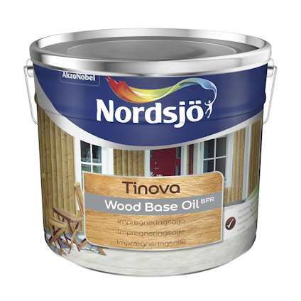 Burk med träolja märkt "Nordsjö Tinova Wood Base Oil BPR" och bild av trävägg och stolar.