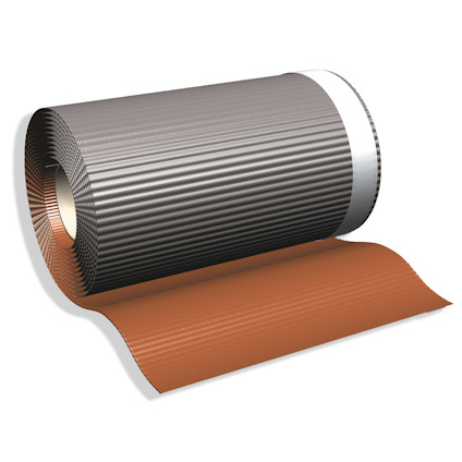 Grå och brun korrugerad rulle, delvis utrullad, med en silverfärgad kant.