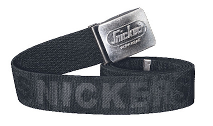 Svart elastiskt bälte med metallspänne. Texten "SNICKERS WORKWEAR" synlig på både bältet och spännet.
