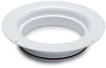 Vit plastförhöjningsring med cirkulär design och tre monteringshål runt kanten.