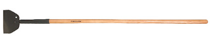 Is- och barkjärn med långt trähandtag och bred metallklinga, märkt med "FISKARS".