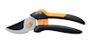 Sekatör med svarta och orange handtag och silverfärgat blad märkt "P321".