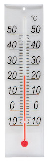 Vit termometer med svart gradering från -10 till 50 grader Celsius. Röd vätska i glasrör.