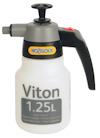 Handhållen tryckspruta med svart handtag och lock, vit behållare med texten "Viton 1.25L" och Hozelock-logotyp.