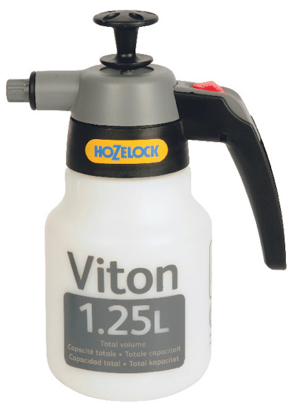 Handhållen tryckspruta med svart handtag och lock, vit behållare med texten "Viton 1.25L" och Hozelock-logotyp.