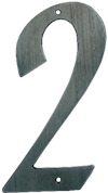 Metallisk siffra "2" med borstad yta och två monteringshål.